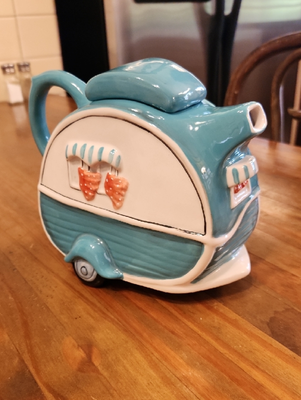 Ceramic Retro Travel Trailer Teapot - Picture 4 of 6